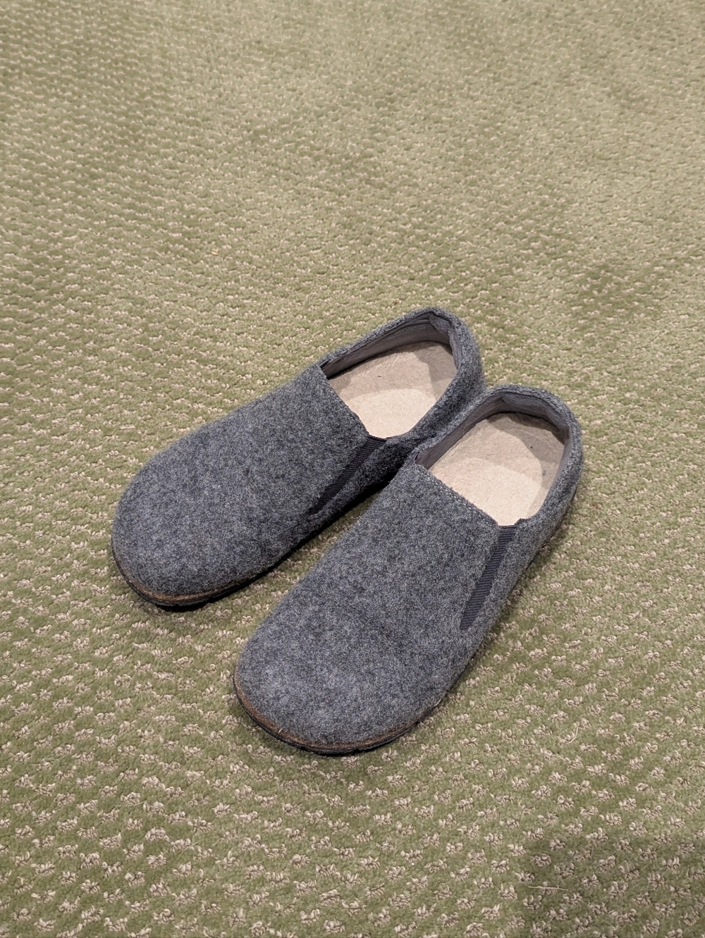 gray felt slip-on slippers